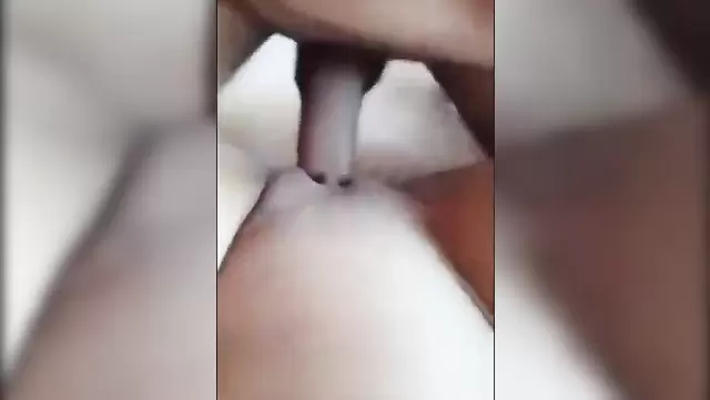 Türk hatun, ateşli kızın dar amını okşuyor.