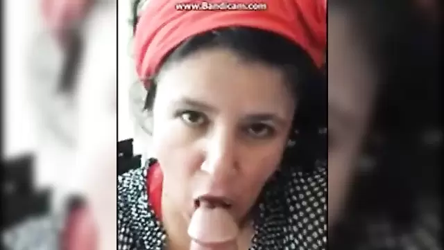 Türk olgun kadın, komşusunun aletini yalıyor.