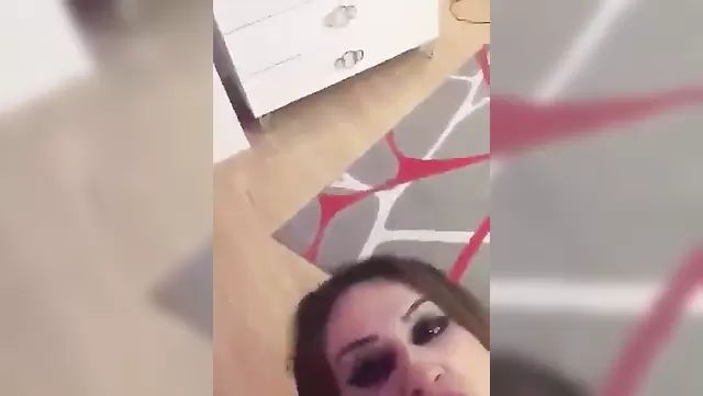 Türk kız, iş yerinden arkadaşı tarafından suratına sertçe sokuluyor.