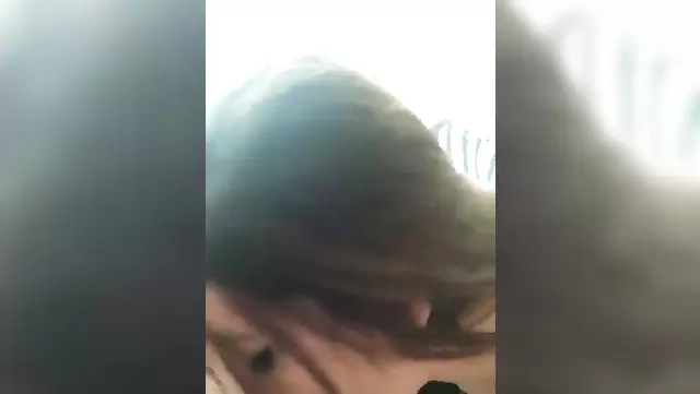 Genç Türk kız, arkadaşına güzel bir oral yapıyor.