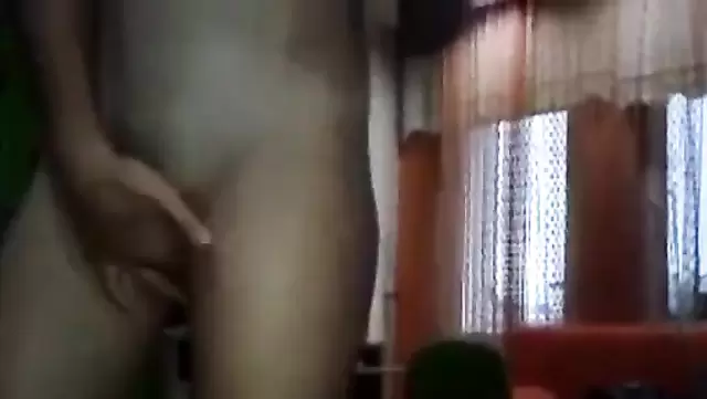 Azgın Türk kız, komşusunun sert aletinin üstüne atlıyor.