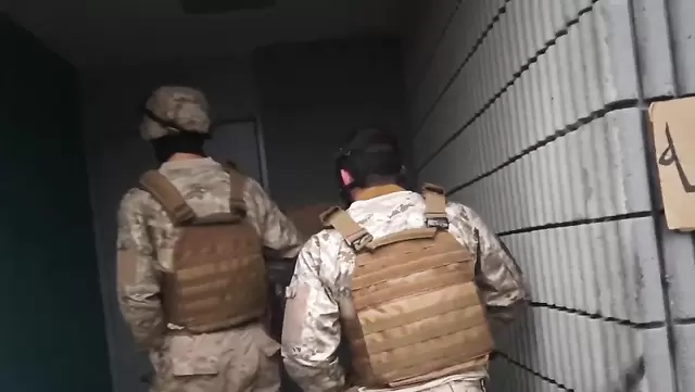 Türk asker, para için orospuyu sikişiyor.
