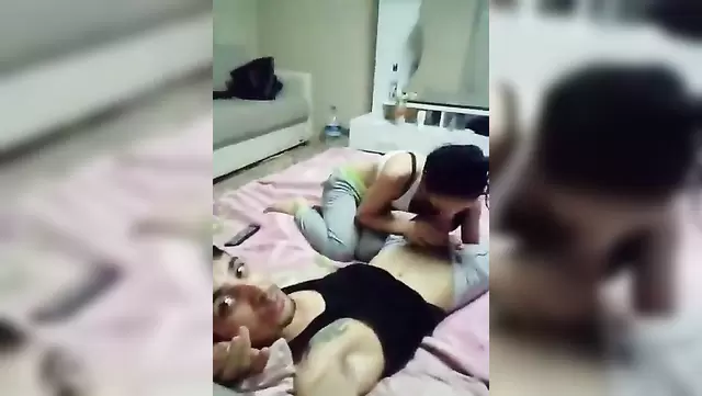 Genç bir adam, güzel Türk kıza ağızla zevk veriyor.