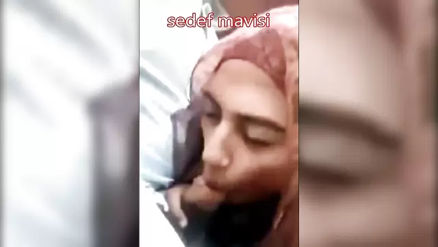 Türk güzeli, kocasının aletini ağzına alıyor.