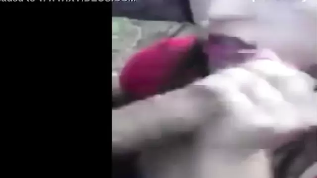 Kız, Türkiye'de arkadaşını dışarıda ağızdan tatmin ediyor.