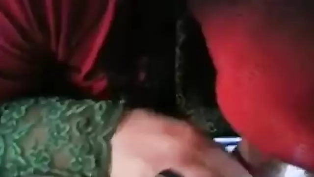 Türk bir kızın kalın aletli bir oral çektiği videoyu kaydettim.